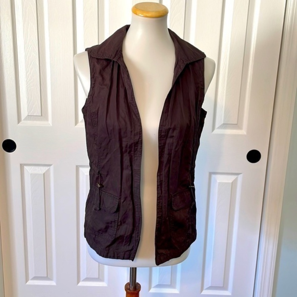 Chico’s brown lightweight vest with no closure. Has two pockets and adjustable